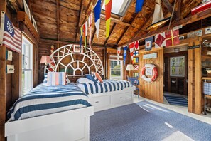 4 bedrooms, desk, WiFi, bed sheets