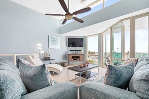 TV, video games - Ocean View Penthouse with pool, beachfront complex (Río Grande)