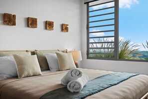 5 habitaciones, escritorio y tabla de planchar con plancha