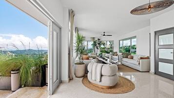 Een televisie en boeken