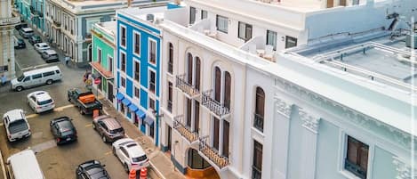 Vista frontal de la propiedad