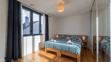 5 bedrooms, iron/ironing board, free WiFi, bed sheets