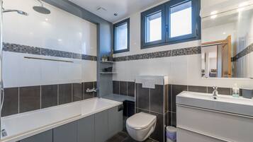 Een haardroger, handdoeken