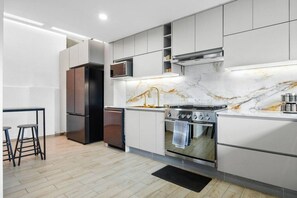 Kühlschrank, Mikrowelle, Ofen, Herdplatte