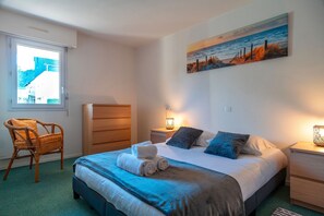 2 chambres, fer et planche à repasser, Wi-Fi gratuit, draps fournis