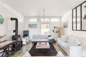 Télévision, cheminée, lecteur de DVD