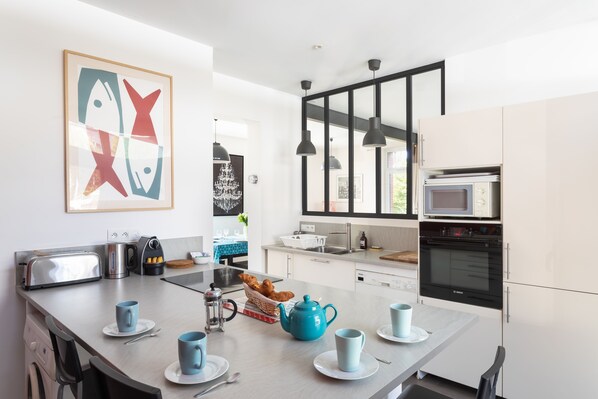 Réfrigérateur, micro-ondes, four, lave-vaisselle