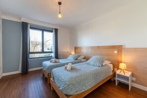 2 quartos, ferros/tábuas de passar roupa, Wi-Fi de cortesia