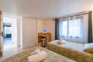 1 habitación, tabla de planchar con plancha, wifi gratis y ropa de cama 