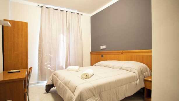 A hotel room with a bed, a desk, and a chair. - Hotel The Dream  (Rome)