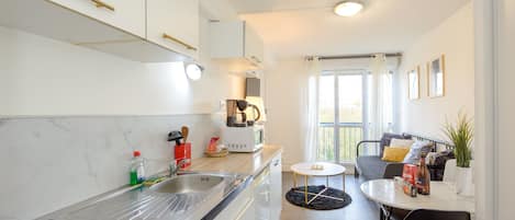 KĂŒhlschrank, Mikrowelle, Wasserkocher mit Kaffee-/Teezubehör, Toaster
