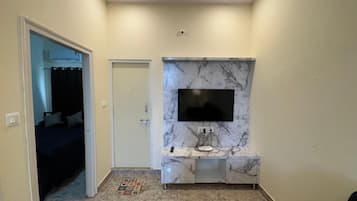 Apartamento conforto | Área de estar | TV LED 43 polegadas com canais digitais, serviços de streaming