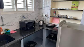 Apartamento conforto | Cozinha privada | Geladeira, micro-ondas, talheres/pratos/utensílios de cozinha