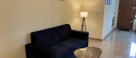 Leilighet – comfort | Oppholdsområde | En 43-tommers LED-TV med digitale kanaler samt strømmetjenester