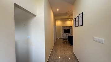 Apartamento conforto | Área de estar | TV LED 43 polegadas com canais digitais, serviços de streaming