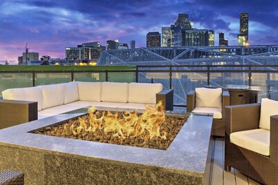 Luxury modern home with skyline view of Downtown Houston 