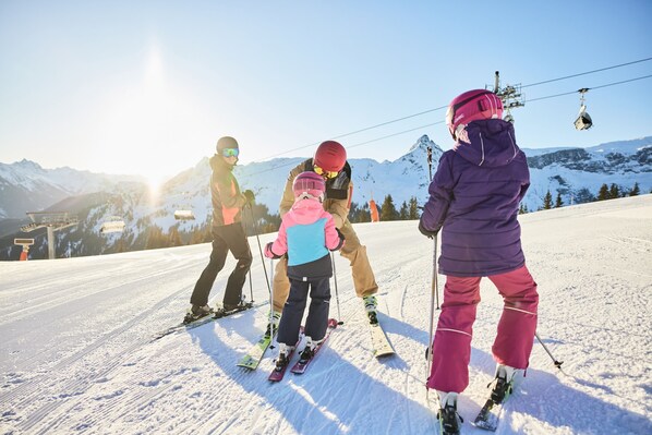 Skiers on a snowy slope with a ski lift in the background. - Alpenblick Appartements - 3-zimmer Dachgeschoss (Schruns)