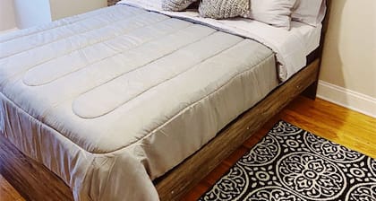 Charming 3-bedroom condo with WiFi and AC in pleasant Euclid
