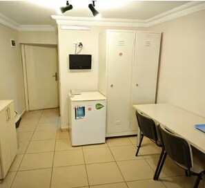 Quarto duplo econômico | 1 quarto, escrivaninha, espaço de trabalho para notebook
