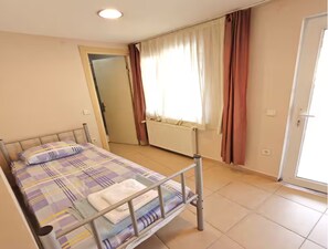 Economy Single Room, 1 Twin Bed, City View | Desk, laptop workspace, free WiFi - HOSTELİST (Istanbul)