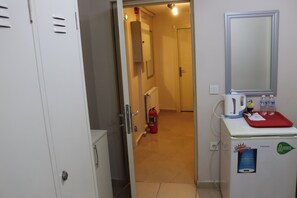 Economy-Einzelzimmer, 1 Einzelbett, Stadtblick | Schreibtisch, laptopgeeigneter Arbeitsplatz, kostenloses WLAN