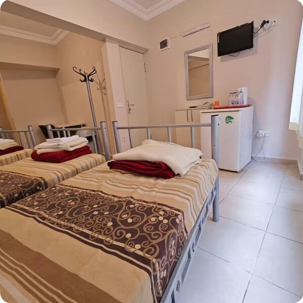 Economy-Vierbettzimmer | Schreibtisch, laptopgeeigneter Arbeitsplatz, kostenloses WLAN