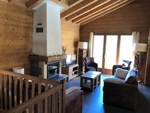 Televisión y chimenea 