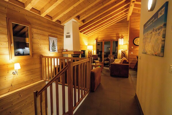 TV, fireplace - CASA-Chalet des Ponts : Évasion au Col Madeleine (Saint-François-Longchamp)