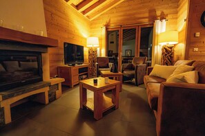 Televisión y chimenea 