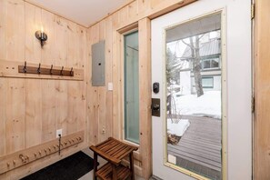 Interior - Mountain Bliss - Summer Escape Across from Loon! (Lincoln)