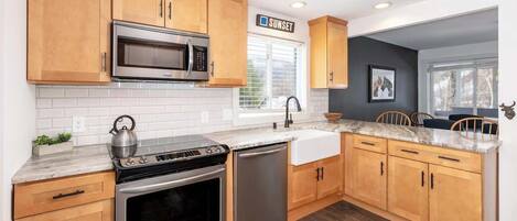 冰箱、微波炉、烤箱、炉灶