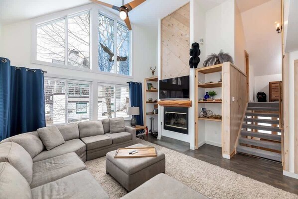 TV, fireplace, stereo, offices - Mountain Bliss - Summer Escape Across from Loon! (Lincoln)