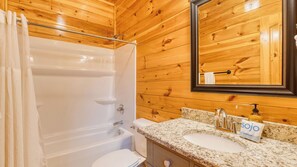 Bathtub, free toiletries, towels, soap - Grand View by Avantstay 56-guest Retreat Panoramic Views, Hot Tubs, Game Room & Theater Seasonal Outdoor Pool Near Dollywood, Gatlinburg (Sevierville)
