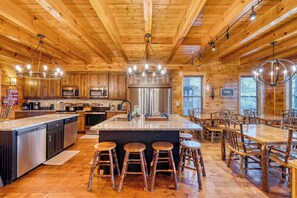House (1 Bedroom) | Private kitchen - Grand View by Avantstay 56-guest Retreat Panoramic Views, Hot Tubs, Game Room & Theater Seasonal Outdoor Pool Near Dollywood, Gatlinburg (Sevierville)