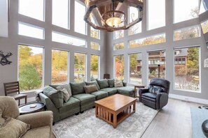 TV, lareira, DVD player, livros