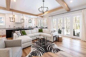 Televisión, chimenea, oficina