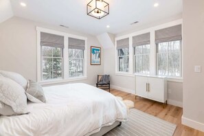 4 bedrooms, iron/ironing board, WiFi, bed sheets - South Peak Riverside Hideaway | River/Trail Access (Lincoln)