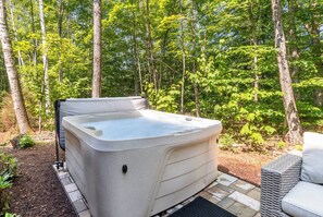 Outdoor spa tub - South Peak Riverside Hideaway | River/Trail Access (Lincoln)