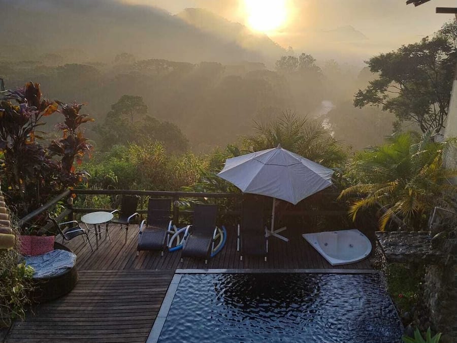 Una piscina al aire libre