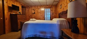 1 bedroom, free WiFi, bed sheets - Vista Apartment-Private Beach-Pets Welcome - Round Table Lodge, Sebago, Maine (Sebago)