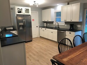 Four à micro-ondes, un four, surface de cuisson, lave-vaisselle