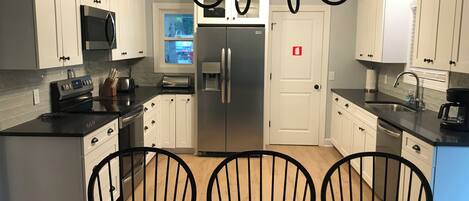 Microondas, horno, parrilla de estufa y lavavajillas