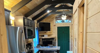 Cozy cabin with WiFi and AC in charming Mill Spring
