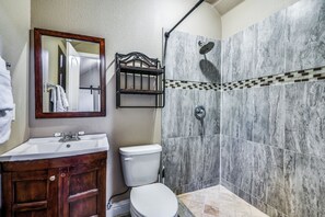 Regadera, secadora de cabello, toallas, jabón 