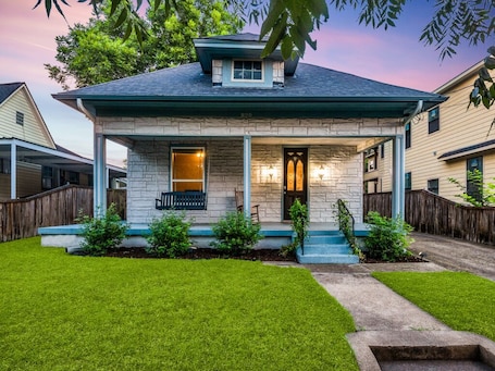 Exterior. Bishop Arts 3BR - Walkable Restaurants & Nightlife - World Cup 2026 - Sleeps 10
