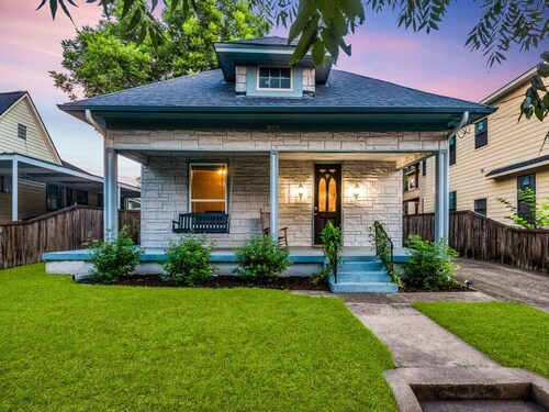 Bishop Arts 3BR - Walkable Restaurants & Nightlife - World Cup 2026 - Sleeps 10