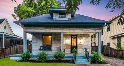 Bishop Arts 3BR - Walkable Restaurants & Nightlife - World Cup 2026 - Sleeps 10