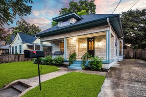 Exterior - Bishop Arts 3BR - Walkable Restaurants & Nightlife - World Cup 2026 - Sleeps 10 (Dallas)