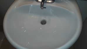 Douche, sĂšche-cheveux, serviettes fournies, savon