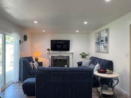 Spacious 4-bedroom house in charming Oxnard